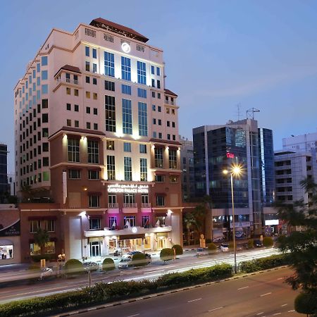 โรงแรมคาร์ลตัน พาเลซ ดูไบ ภายนอก รูปภาพ The hotel at night