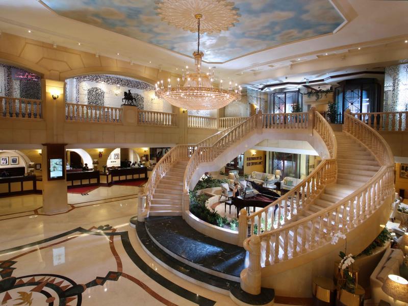 โรงแรมคาร์ลตัน พาเลซ ดูไบ ภายนอก รูปภาพ The lobby of the Grand Hyatt Hotel