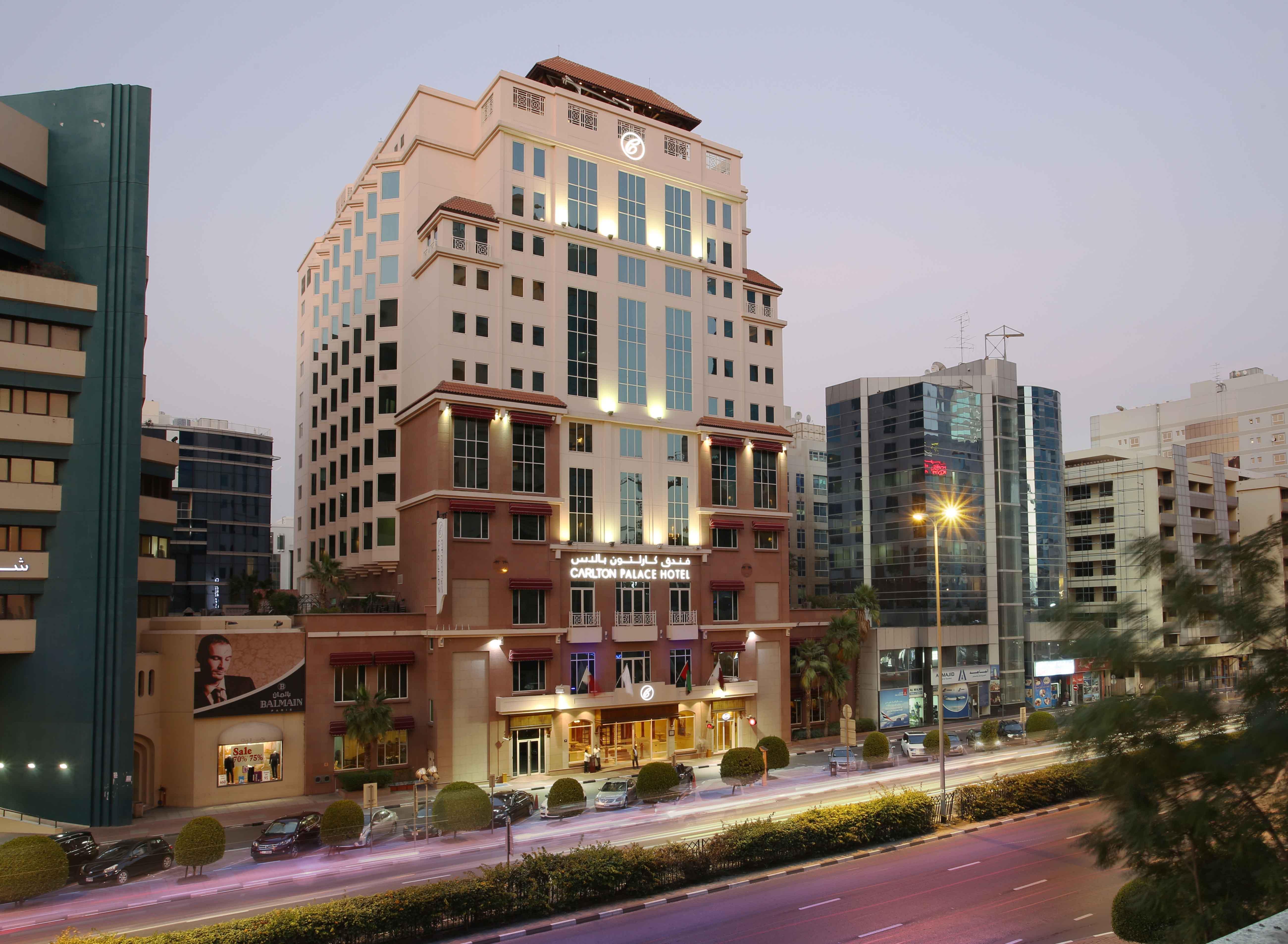 โรงแรมคาร์ลตัน พาเลซ ดูไบ ภายนอก รูปภาพ The hotel at night