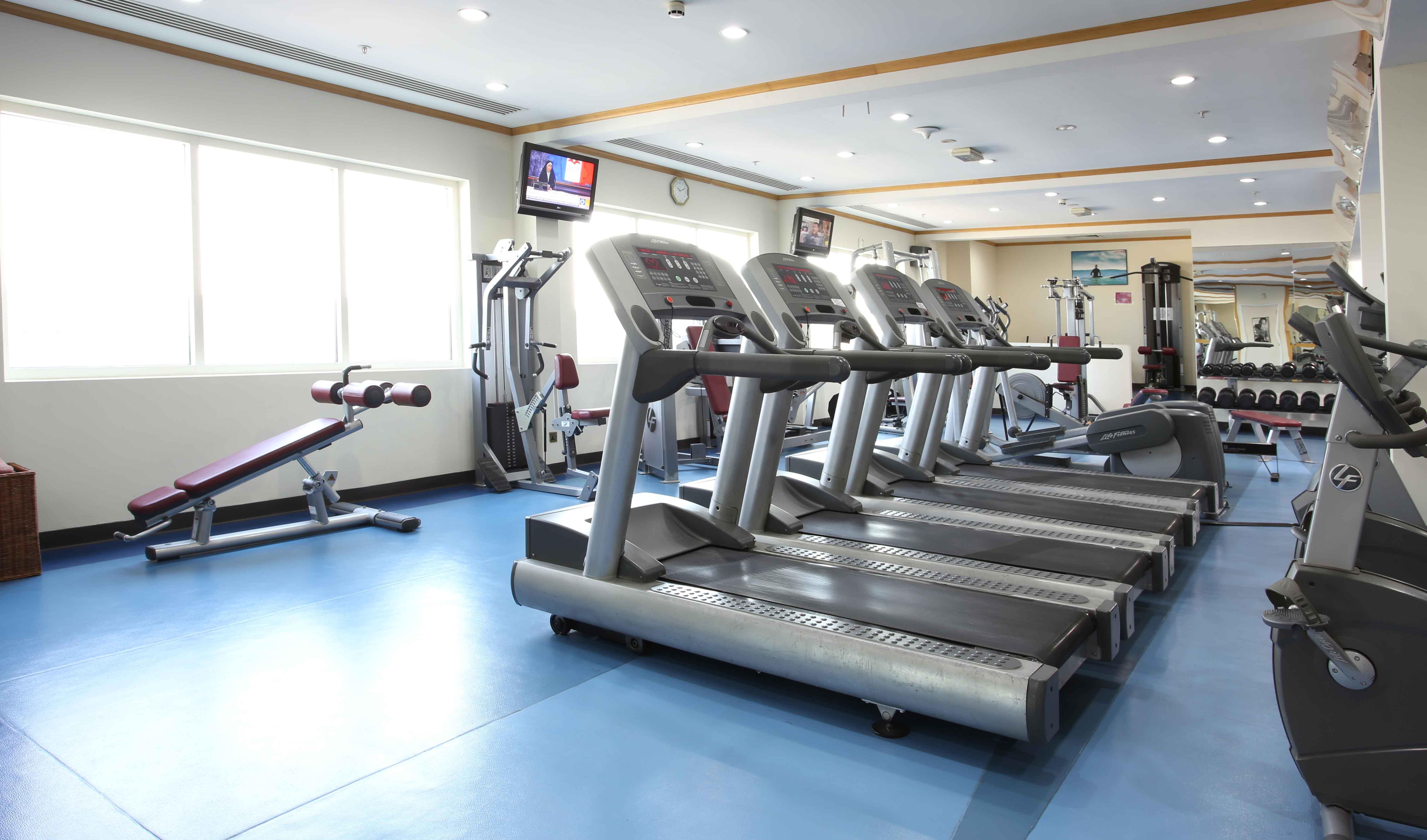โรงแรมคาร์ลตัน พาเลซ ดูไบ ภายนอก รูปภาพ A row of treadmills