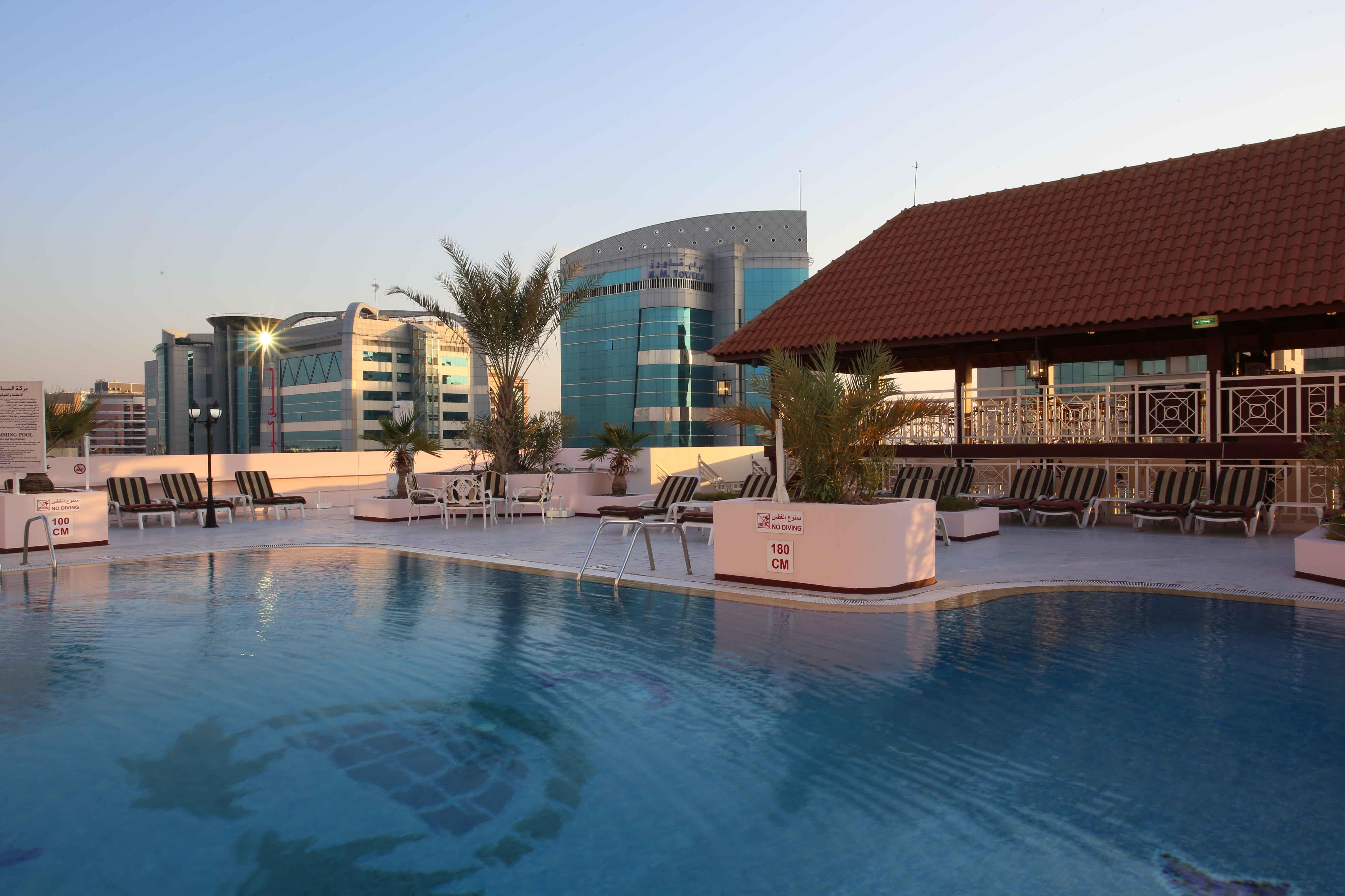 โรงแรมคาร์ลตัน พาเลซ ดูไบ ภายนอก รูปภาพ Rooftop pool at the hotel