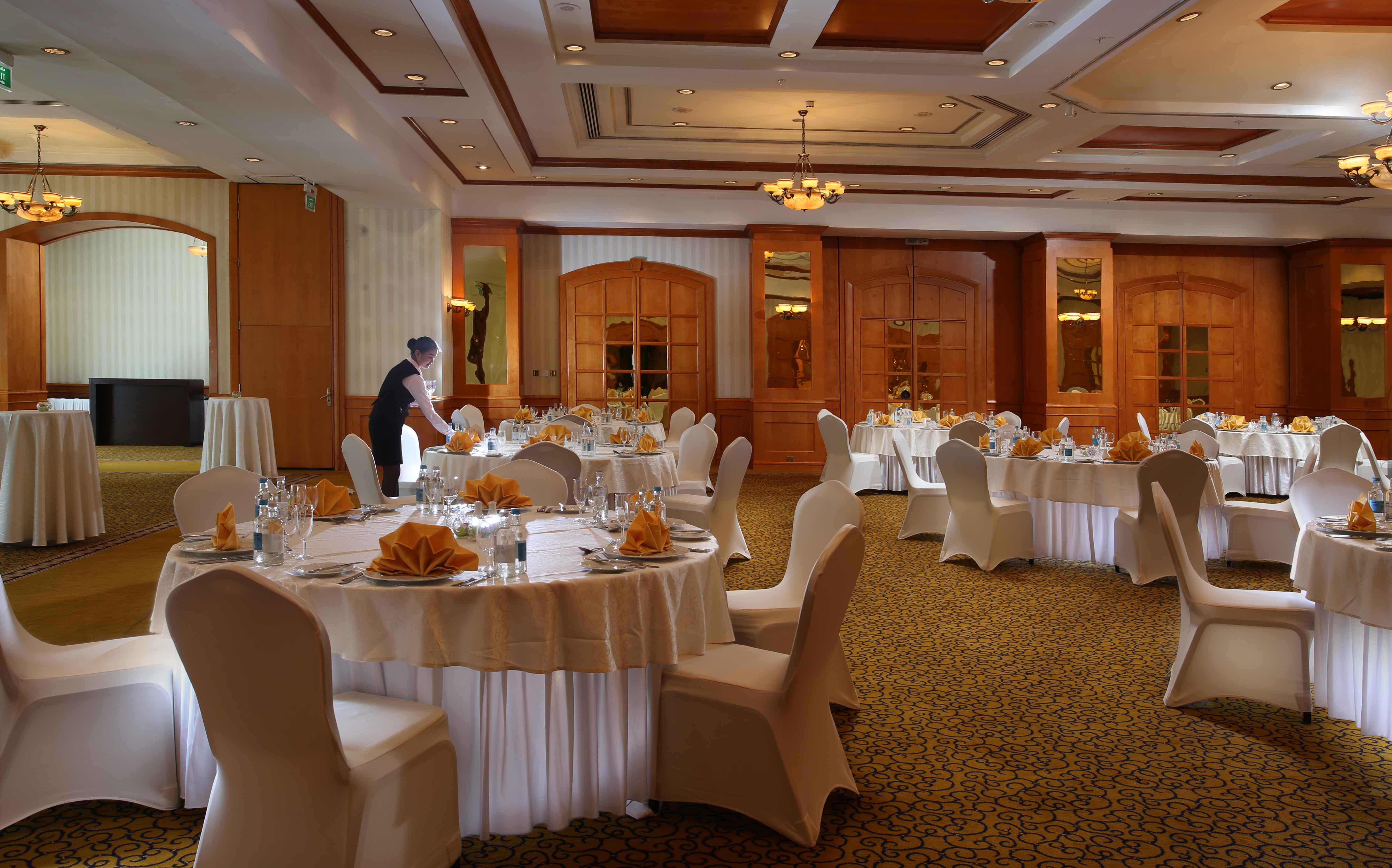 โรงแรมคาร์ลตัน พาเลซ ดูไบ ภายนอก รูปภาพ The ballroom at the Royal Thai Hotel