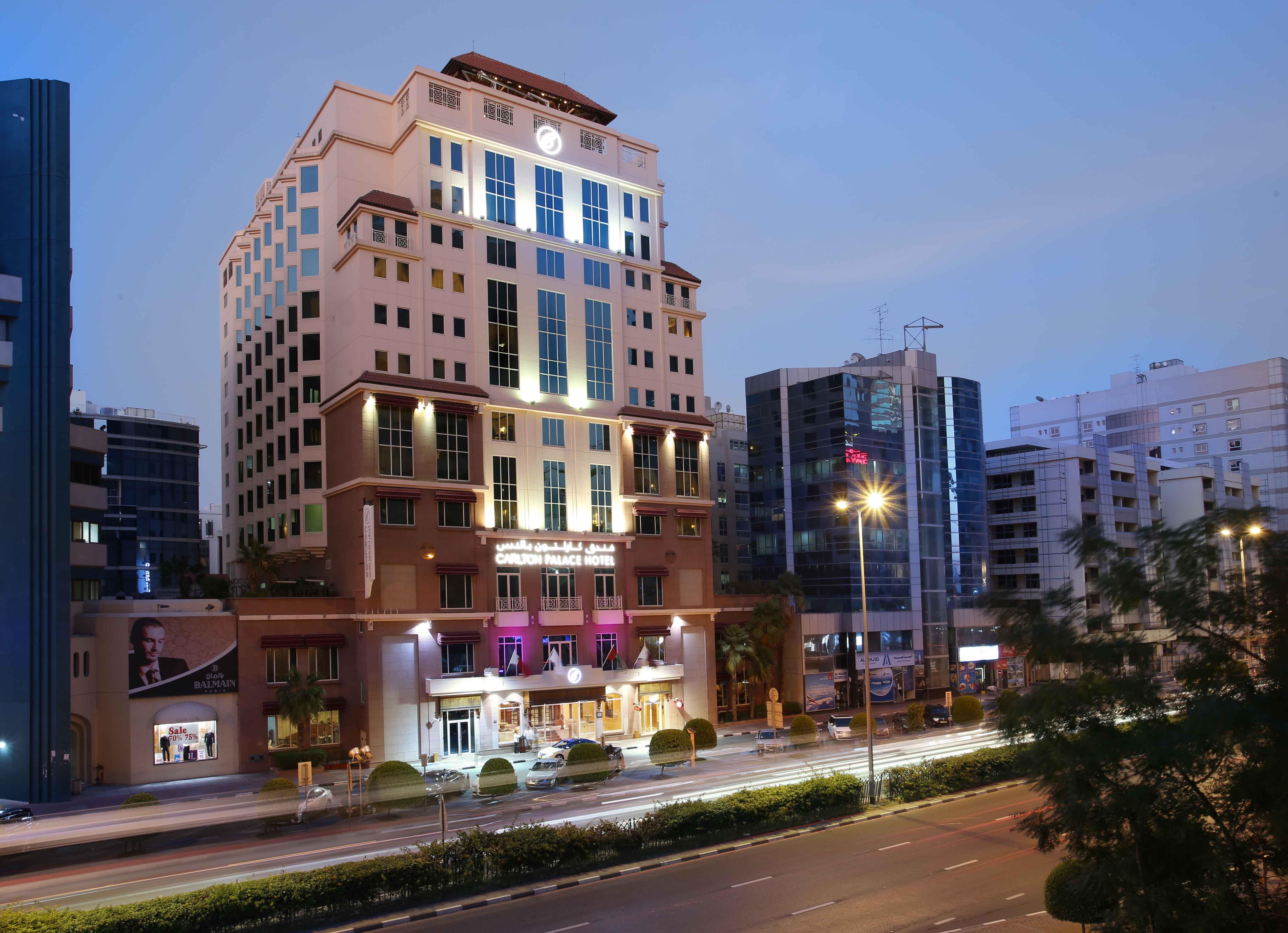 โรงแรมคาร์ลตัน พาเลซ ดูไบ ภายนอก รูปภาพ The hotel at night