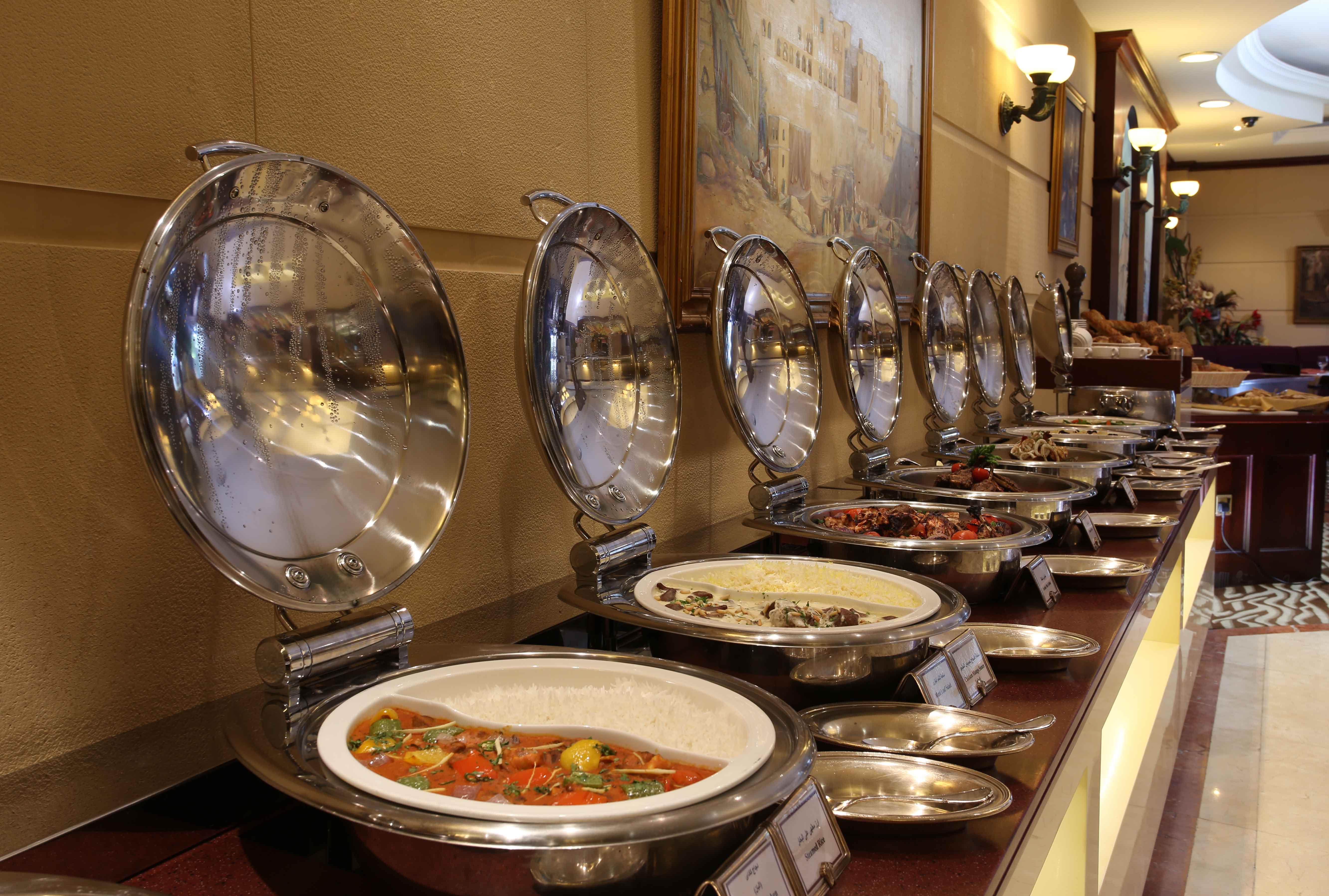 โรงแรมคาร์ลตัน พาเลซ ดูไบ ภายนอก รูปภาพ A buffet at a hotel
