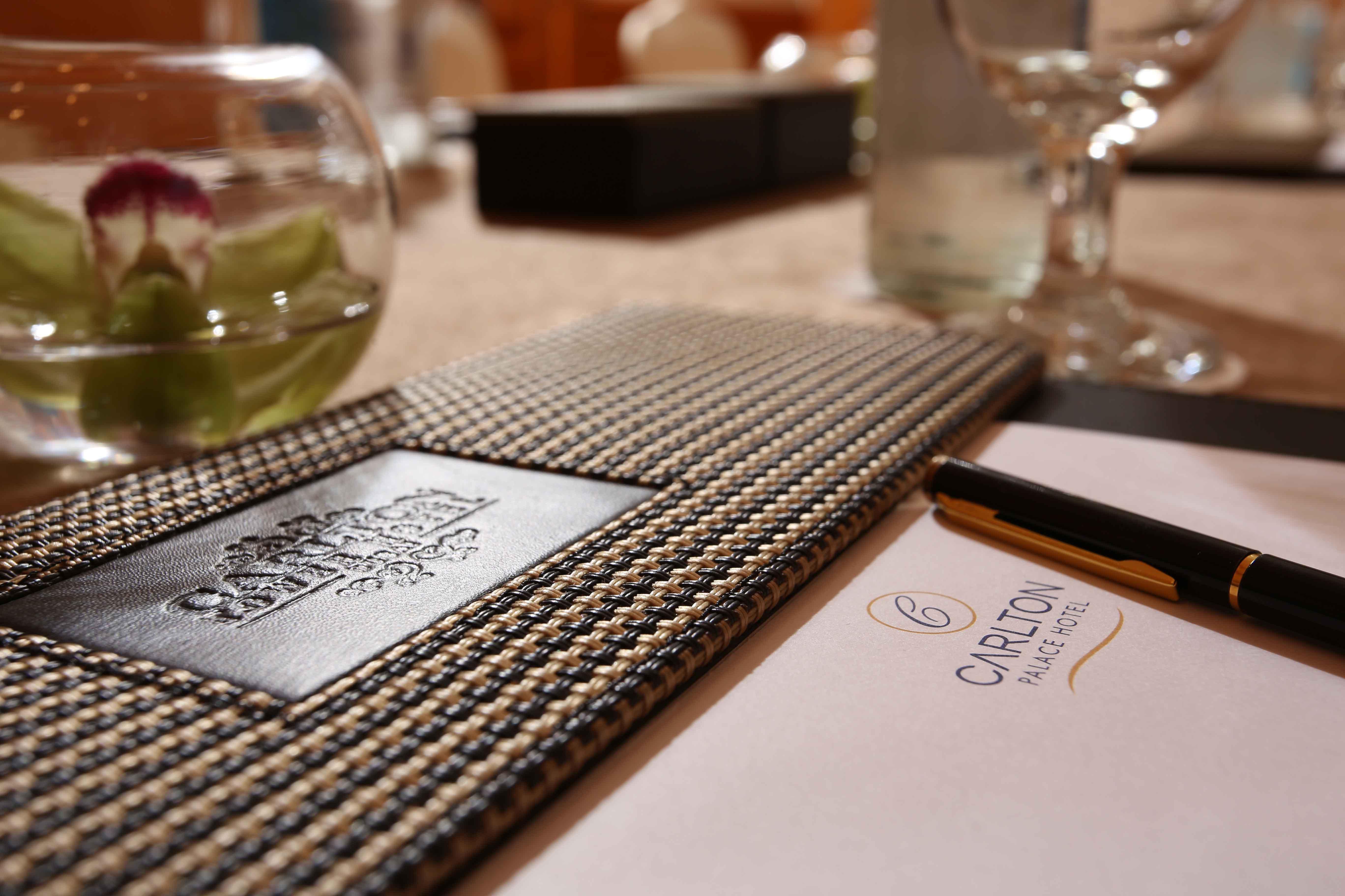 โรงแรมคาร์ลตัน พาเลซ ดูไบ ภายนอก รูปภาพ A table mat