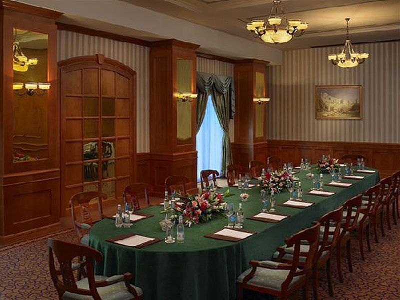 โรงแรมคาร์ลตัน พาเลซ ดูไบ ภายนอก รูปภาพ The boardroom at the 2007 G8 summit