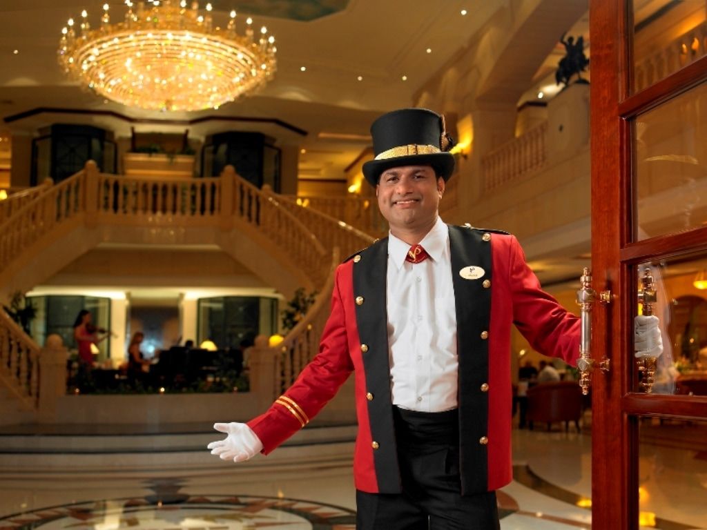 โรงแรมคาร์ลตัน พาเลซ ดูไบ ภายนอก รูปภาพ A doorman at the Grand Hyatt Hotel, Mumbai, India