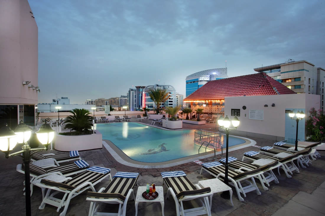 โรงแรมคาร์ลตัน พาเลซ ดูไบ ภายนอก รูปภาพ Rooftop pool at the hotel