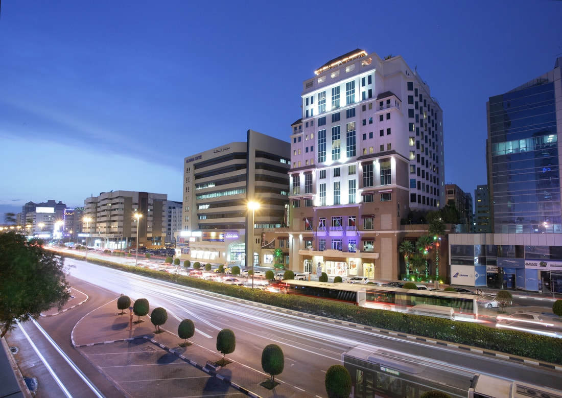 โรงแรมคาร์ลตัน พาเลซ ดูไบ ภายนอก รูปภาพ The hotel at night