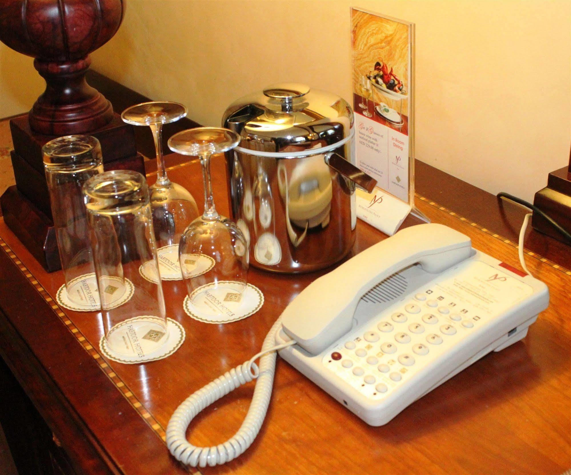 โรงแรมคาร์ลตัน พาเลซ ดูไบ ภายนอก รูปภาพ A telephone in a hotel room