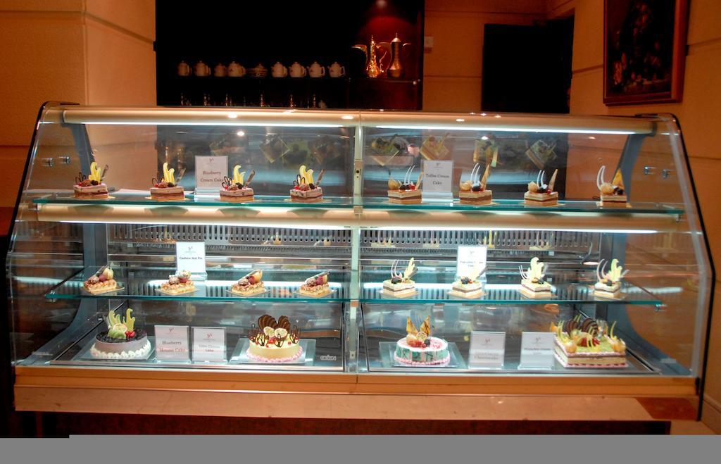 โรงแรมคาร์ลตัน พาเลซ ดูไบ ภายนอก รูปภาพ A display case of pastries