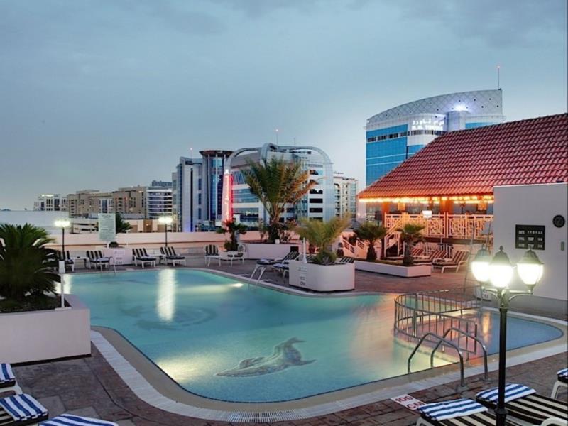 โรงแรมคาร์ลตัน พาเลซ ดูไบ ภายนอก รูปภาพ The swimming pool at the hotel