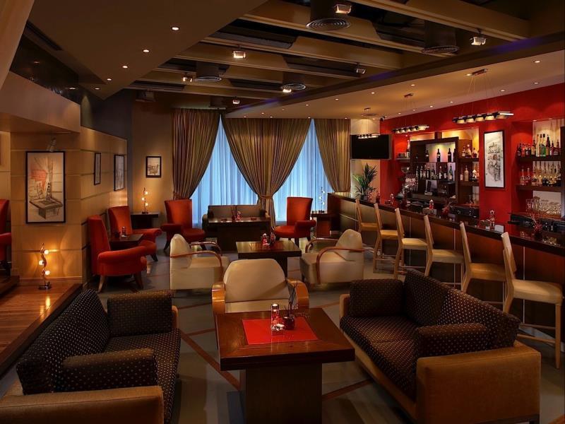 โรงแรมคาร์ลตัน พาเลซ ดูไบ ภายนอก รูปภาพ The bar at the hotel