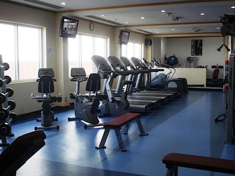 โรงแรมคาร์ลตัน พาเลซ ดูไบ ภายนอก รูปภาพ A gym in a hotel